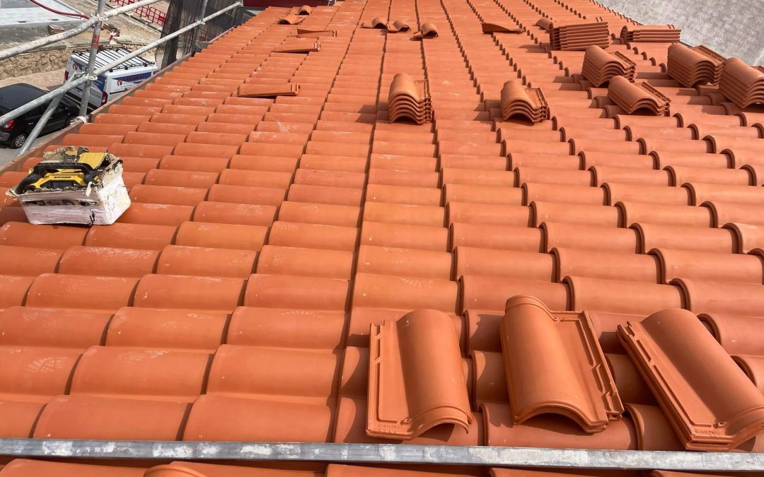 Desamiantado y cubiertas de panel sandwich y teja en Villatobas (Toledo)